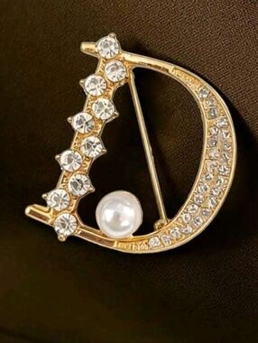 Fashion Jewelry Gold D-Shaped Crystal Brooch with Pearl Accent